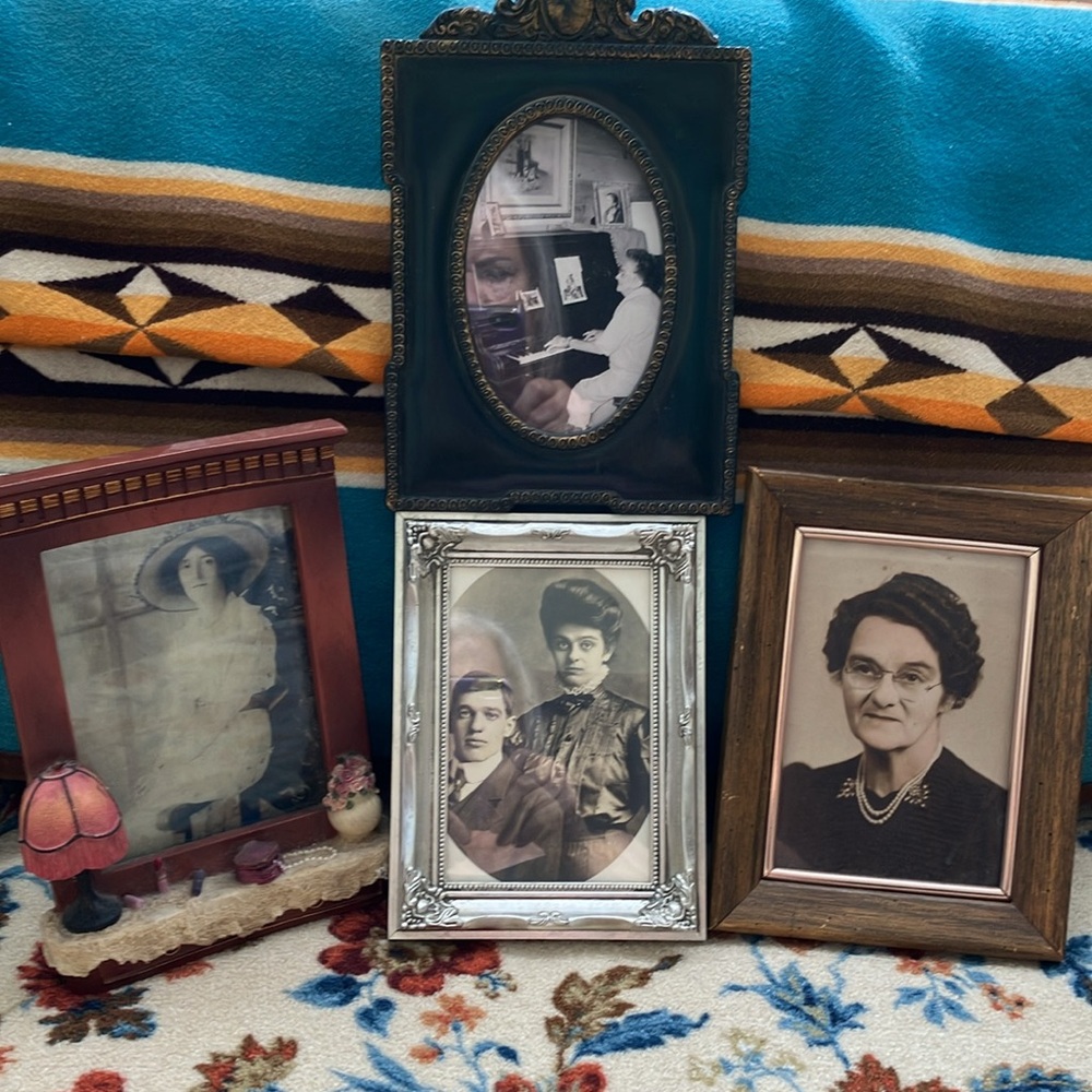 VNTG EARLY ERAS  FRAMED GIRL PHOTOS SHOWS  FASHION HAIR STYLE JEWELRY EXPRESSION